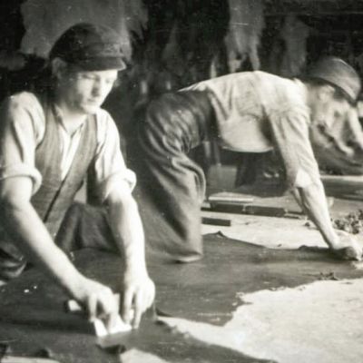 HR-DAOS-967 1.4.214., radnik u pogonu Tvornice koža u Osijeku, druga polovina 20. stoljeća
