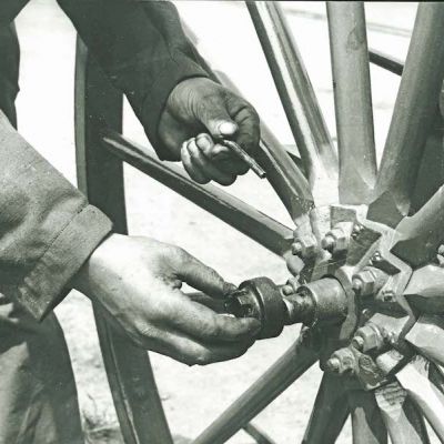 HR-DAOS-964 (ladica br. 41), ruke radnika Osječke ljevaonice željeza i tvornice strojeva, druga polovica 20. stoljeća